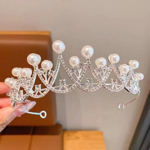 Détails d'un diadème argenté orné de perles blanches et de strass pour filles