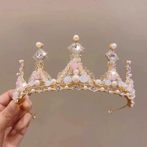 Détails du diadème doré avec des perles blanches et roses et des cristaux brillants