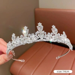 Détail d'une couronne de princesse argentée avec cristaux en poire et marqueur de taille 14 cm