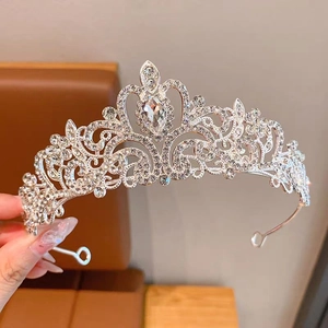 Diadème de princesse étincelant avec strass argentés et pierre centrale en forme de poire