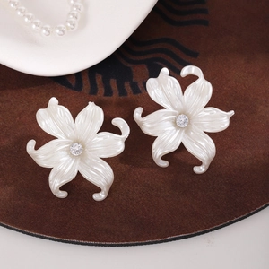 Elegant white flower petal earrings with central sparkling rhinestone and silver needle