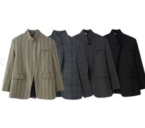 Détails de blazers à carreaux et unis avec col montant, poches à rabat et boutons