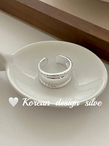 Detailed close-up of S925 sterling silver twist ring with polished mirror finish