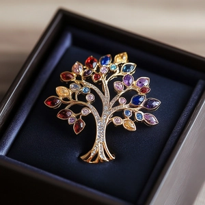Exquise broche Arbre de Vie aux zircons colorés et base dorée sur velours bleu