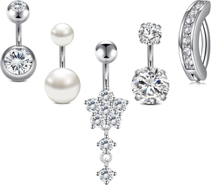 Détail de l'ensemble de 5 piercings de nombril avec zircons et perles sur fond blanc