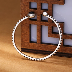 Vintage Thai silver twist bangle with black onyx stones and textured bead pattern