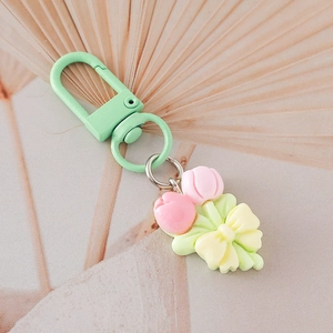 Simpatico portachiavi con tulipani rosa, fiocco giallo e anello in metallo verde menta
