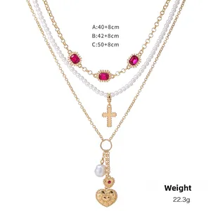 Collar de capas doradas con perlas, piedra roja y colgantes de corazón y cruz