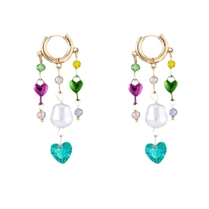 Orecchini a cuore colorati con perle finte e nappe in vetro su sfondo bianco