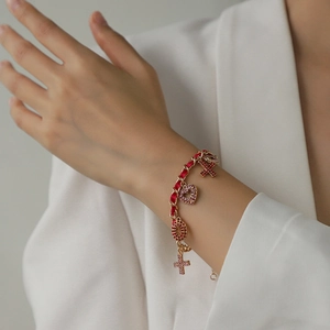 Chic gold-plated chain bracelet with red ribbon weaving and sparkling heart pendants