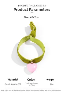 Detail von Samt-Elastikarmband mit rosa Herzanhänger und Produkttabelle auf Weiß