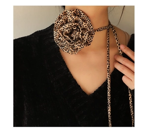 Dettaglio del choker in chiffon leopardato con fiore 3D e lunghi nastri regolabili