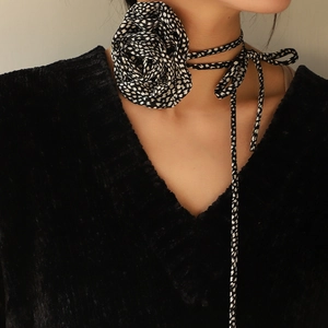 Choker elegante in chiffon con grande rosa 3D e motivo floreale bianco e nero