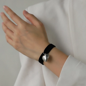 Elastisches schwarzes Samtarmband mit poliertem silbernem Herzanhänger für Damen