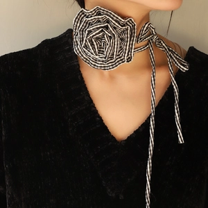 Collana choker retrò in tessuto a quadretti bianchi e neri con fiore a rosa e nastro