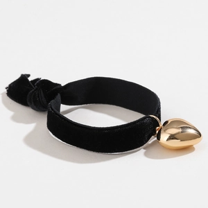 Elastisches schwarzes Samt-Haargummi mit einem polierten goldenen Herzanhänger