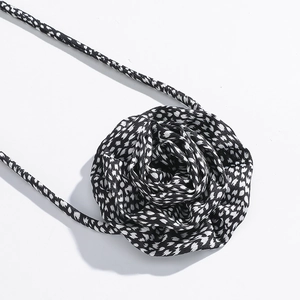 Choker elegante in chiffon leopardato con fiore di rosa in tessuto bianco e nero da donna