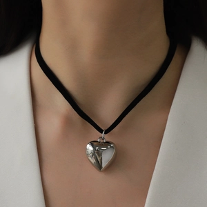 Collana girocollo con ciondolo a cuore 3D argento su cordino nero da donna