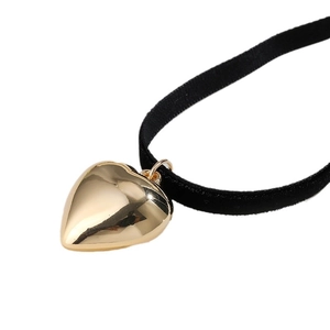 Elegante collana girocollo in velluto nero con ciondolo a cuore in oro lucido 3D