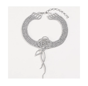 Dettaglio del choker in argento con strass multi-fila e pendente floreale tridimensionale