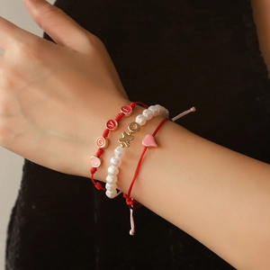 Dreiteiliges stapelbares Armband-Set mit LOVE-Perlen, XO-Perlen und rosa Emaille-Herzanhänger