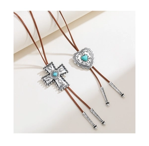Detailopname van retro bolo ties in zilver met turquoise stenen en lederen touwen