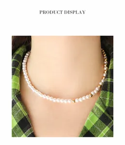 Detailopname van een elegante parelketting met gouden accenten gedragen door een model