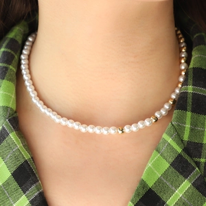 Elegante parelketting met witte parels en gepolijste gouden metalen kralen op ruitjes