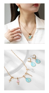Detalle del conjunto de joyas doradas con luna y estrellas de esmalte y colgantes