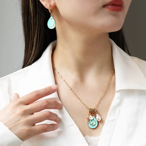 Conjunto de joyas doradas con luna y estrellas, colgantes de esmalte azul y perlas