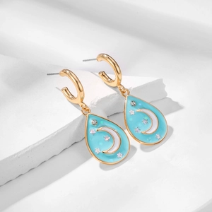 Pendientes de gota en esmalte dorado con luna y estrella y lentejuelas azules claros