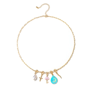 Collar dorado con múltiples colgantes de esmalte de luna y estrella, llave y perla
