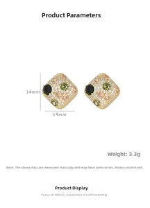 Dettaglio di orecchini a bottone quadrati da 14mm con zirconi multicolore e perno in argento S925