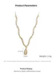 Detailweergave van de druppelvormige zirkoon hanger en vergulde ketting met luxe afwerking