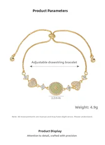 Détail macro du bracelet doré ajustable avec calcédoine verte et zircons brillants