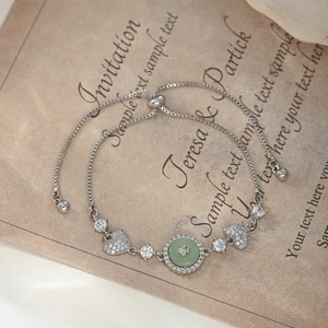 Bracelet ajustable en argent avec pierre verte centrale et accents de cœur en zircon