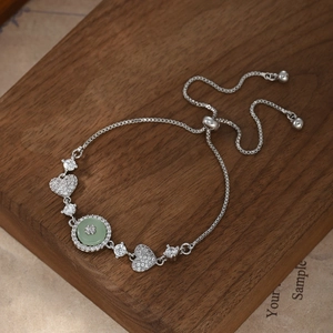 Détail d'un bracelet ajustable en argent avec anneau de calcédoine verte et zircons cœur