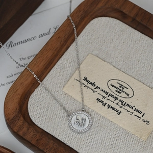 Collana con giglio in madreperla e zirconi con placcatura in oro per donna