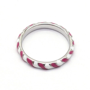 Anello in argento minimalista con strisce smaltate rosa e bianche visto da un angolo di 45°
