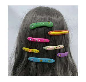Barrettes colorées en résine avec strass et fleurs portées sur cheveux gris