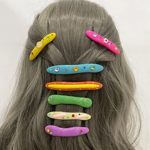 Set de barrettes à cheveux en résine colorée avec strass sur cheveux ondulés tons vifs