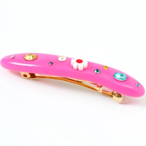 Pince à cheveux rose résine avec strass colorés et détail de petite fleur blanche