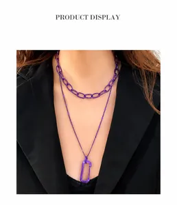 Dettaglio della collana viola a doppio strato Y2K con moschettone indossata da modella