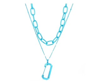 Collana a doppia catena placcata ciano con un dettaglio ciondolo a moschettone