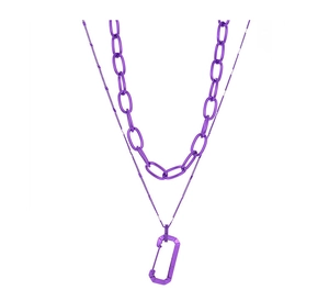 Dettaglio della collana a strati Y2K placcata viola con moschettone e pietre micro pave
