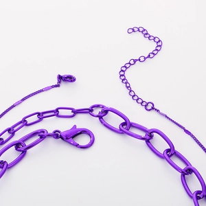 Collana a catena Y2K placcata in viola con chiusura a moschettone su sfondo bianco