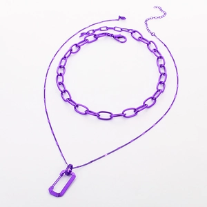 Set di collane Y2K in metallo viola galvanizzato con pendente a moschettone su sfondo bianco