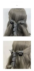 Détail de mini pinces à cheveux monochromes à carreaux sur cheveux ondulés