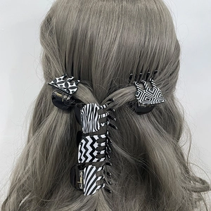 Lot de cinq pinces à cheveux monochromes noir et blanc avec motifs géométriques divers
