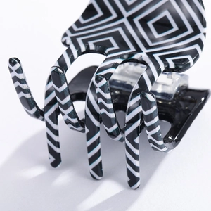 Mini pince à cheveux à motif damier noir et blanc et rayures géométriques avec finition brillante